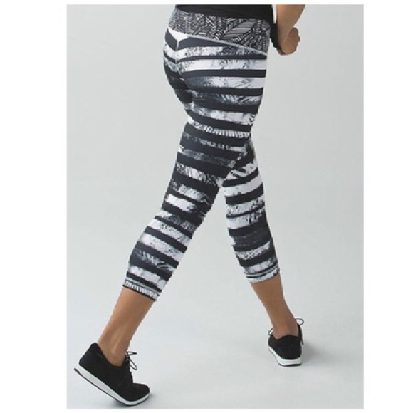lululemon athletica Pants - Lululemon • Wunder Under Crop Leggings Shady Palms